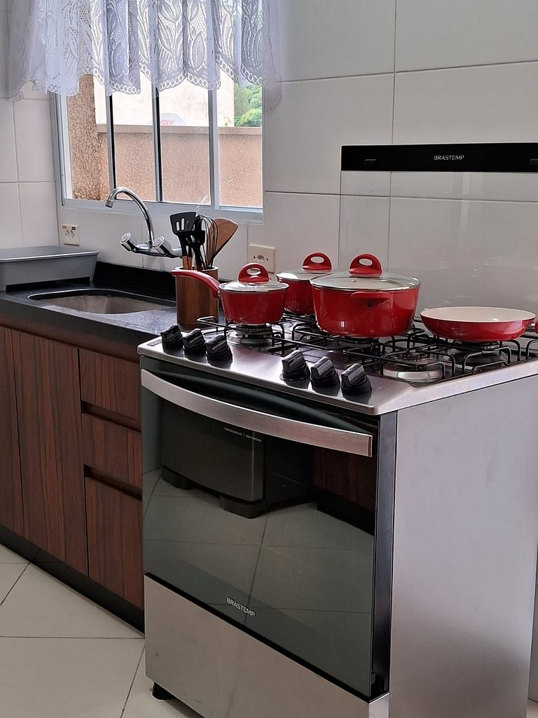 Lindo apto de 2 quartos e 1 banheiro c/ garagem