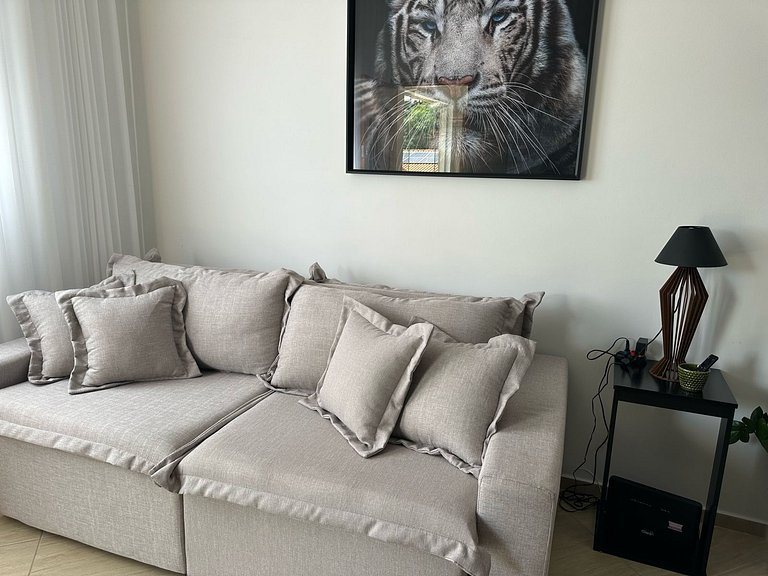Beautiful 2 bedroom, 1 bathroom apto with garage