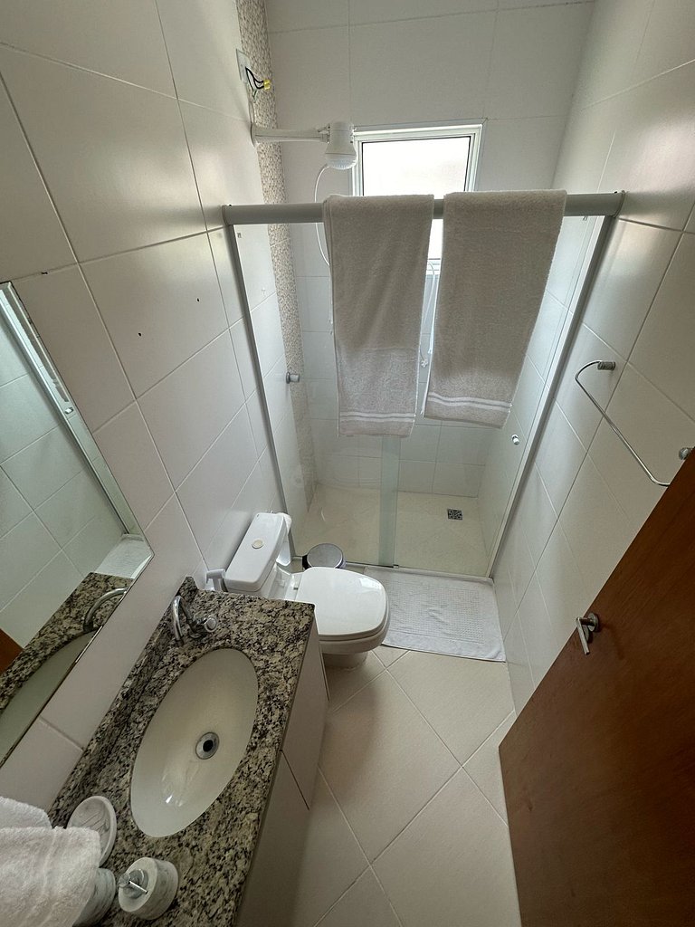 Beautiful 2 bedroom, 1 bathroom apto with garage